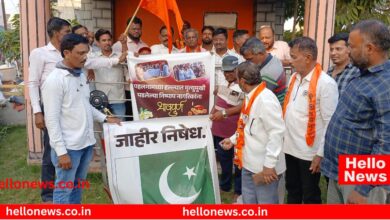 Photo of उंब्रजला शिवसैनिकांकडून पाकिस्तान झेंड्याला जोडे मारले