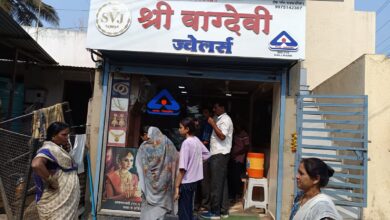 Photo of उंब्रजमध्ये दिवसाढवळ्या धाडसी चोरी! :अडीच लाखांची रोकड, सोने अन् पाच किलो चांदी