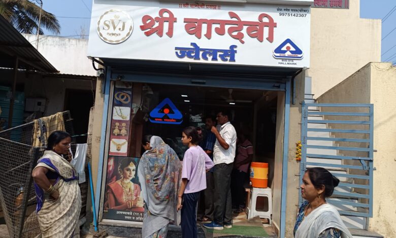 Photo of उंब्रजमध्ये दिवसाढवळ्या धाडसी चोरी! :अडीच लाखांची रोकड, सोने अन् पाच किलो चांदी