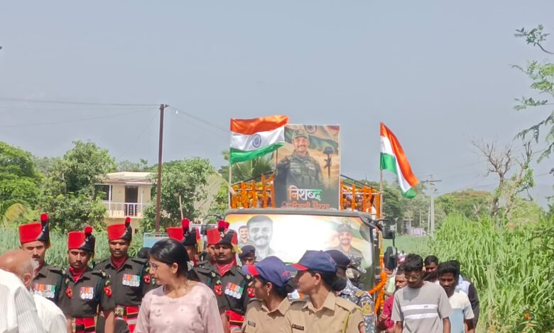 Photo of अमर रहे अमर रहे : शहीद जवान अर्जुन जाधव यांच्या पार्थिवावर शासकीय इतमामात अंत्यसंस्कार