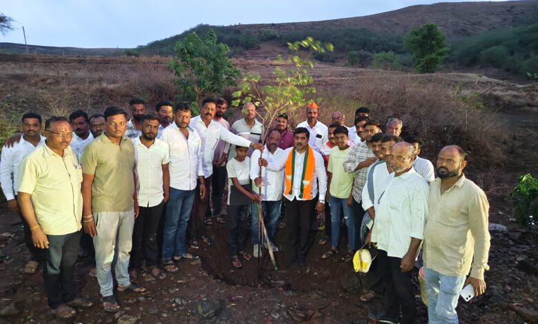 Photo of जागतिक पर्यावरण दिनास घोलपवाडी, शामगावात वृक्षारोपण