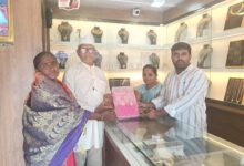 Photo of मल्हारपेठ स्वामीरत्न ज्वेलर्स चांदी महोत्सव : विजेत्या भाग्यवान महिलांना शाही पैठणीची भेट