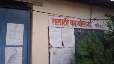 Photo of चचेगावला वारस नोंदीसाठी लाच घेताना येरवळेच्या महिला तलाठी सापडल्या