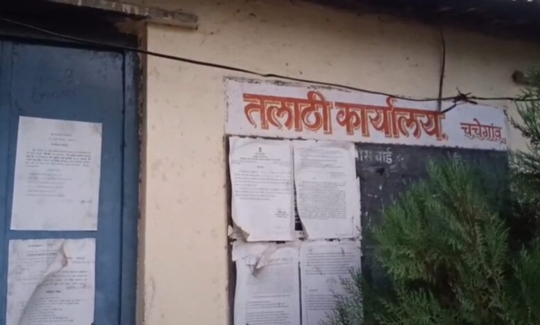 Photo of चचेगावला वारस नोंदीसाठी लाच घेताना येरवळेच्या महिला तलाठी सापडल्या