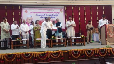 Photo of कला शिक्षक अमर भागवत यांना ‘विवेकरत्न’ गुरुदेव पुरस्कार प्रदान