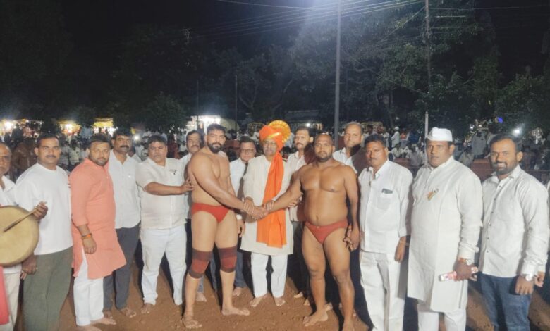 Photo of सुपनेतील कुस्ती मैदानात दोन लाखांची कुस्ती रंगली : उपमहाराष्ट्र केसरी माऊली जमदाडेने मैदान मारले